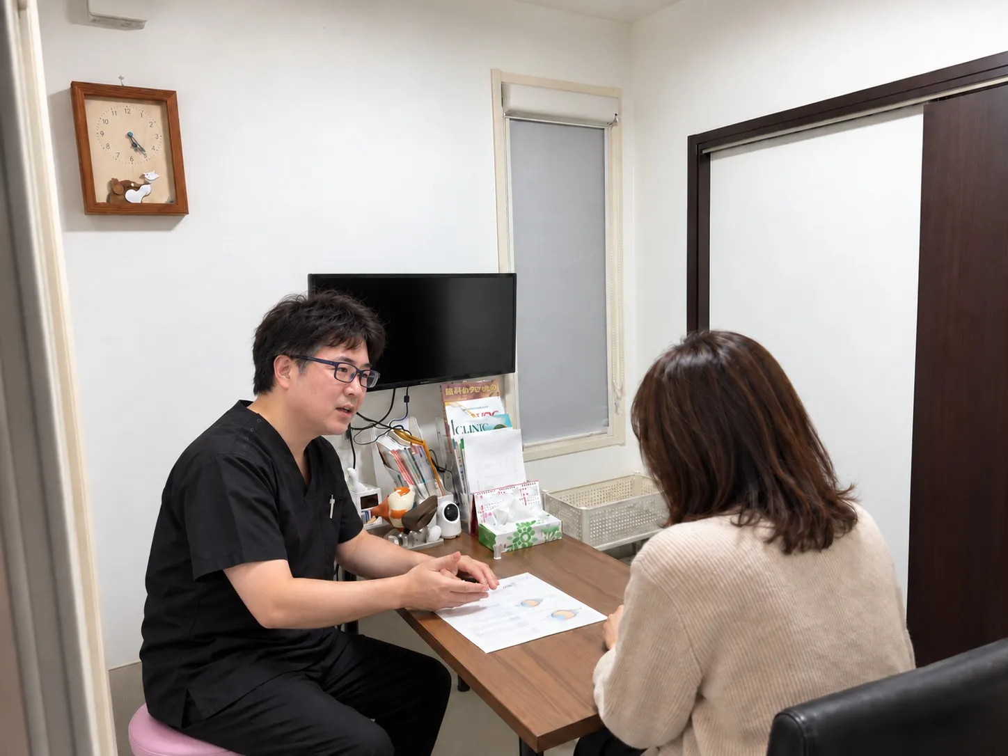 院長が資料を使い、飼い主様に病状と治療方針を説明するイメージ